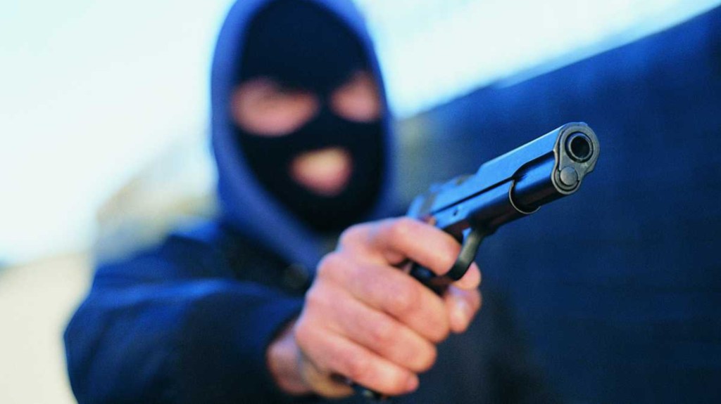 Intentó robar el almacén de su vecina con un arma de juguete, se le cayó el pasamontañas y lo descubrieron 