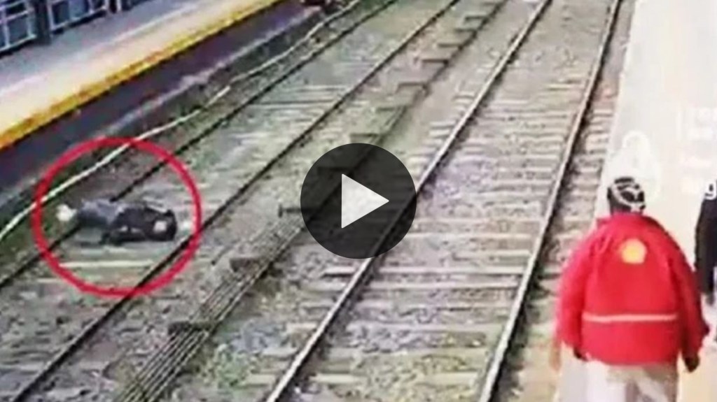 Video: caminaba por el andén, se desvaneció y cayó a las vías del&nbsp;tren