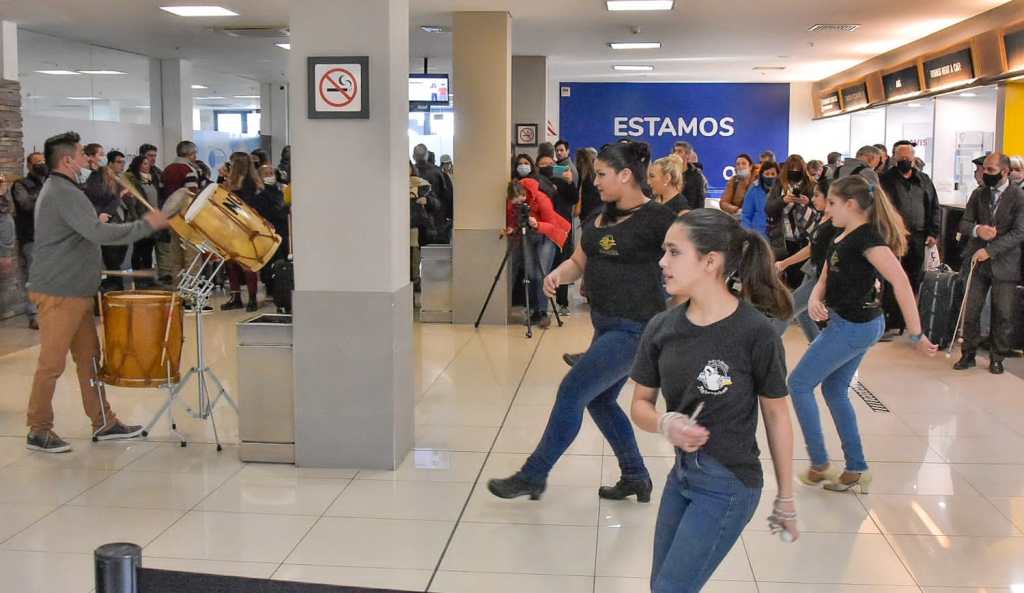 Arribó a Trelew el primer vuelo del corredor atlántico y fue recibido con una intervención&nbsp;artística