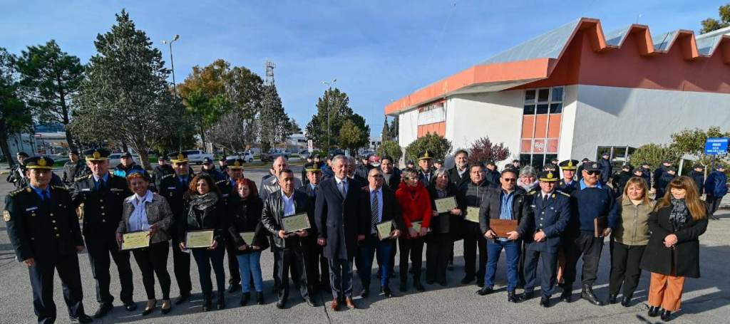 Ascenso extraordinario y entrega de placas a personal retirado de la Policía del&nbsp;Chubut