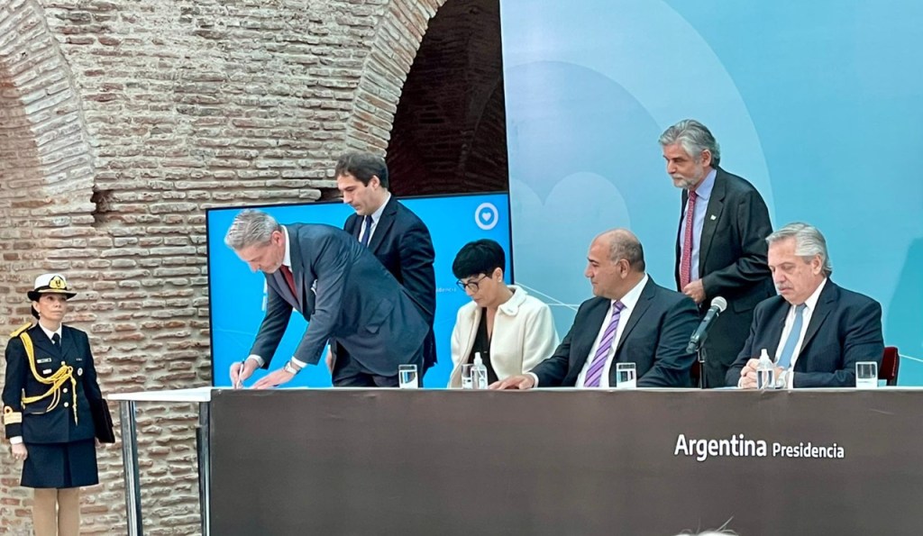 Arcioni firmó con Alberto Fernández la conclusión del primer Parque Científico Tecnológico Agroforestal del CIEFAP en la&nbsp;Patagonia