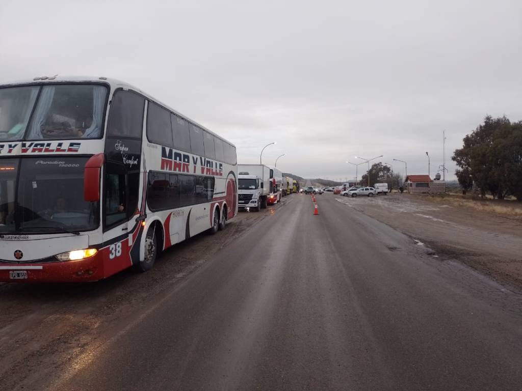 Nieve | 180 vehículos livianos en caravana por Ruta Nacional Nº&nbsp;25