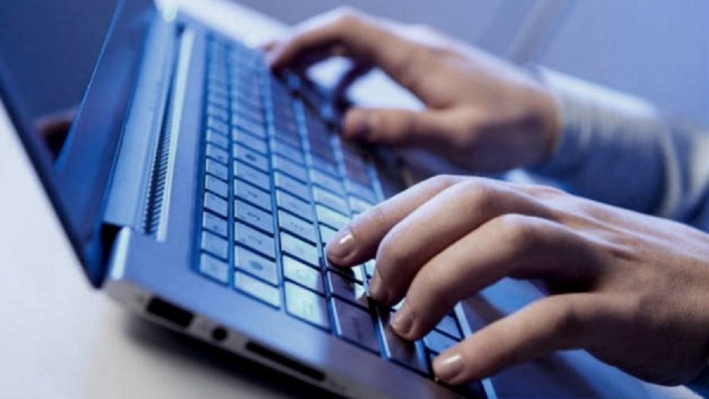 Procesan a un hombre por venta de títulos falsos en&nbsp;Internet