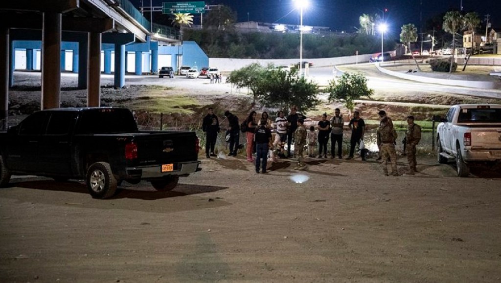 El gobernador de Texas autoriza a la policía a devolver a migrantes a la&nbsp;frontera