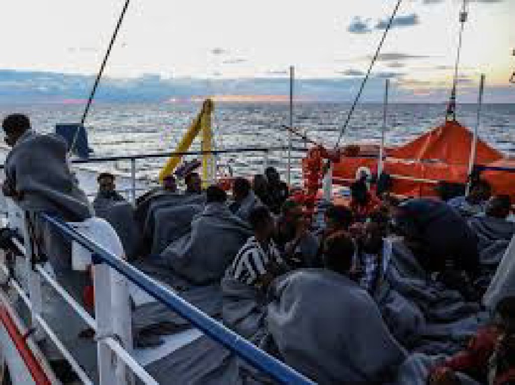 Más de mil migrantes aguardan un puerto seguro a bordo de barcos de&nbsp;rescate