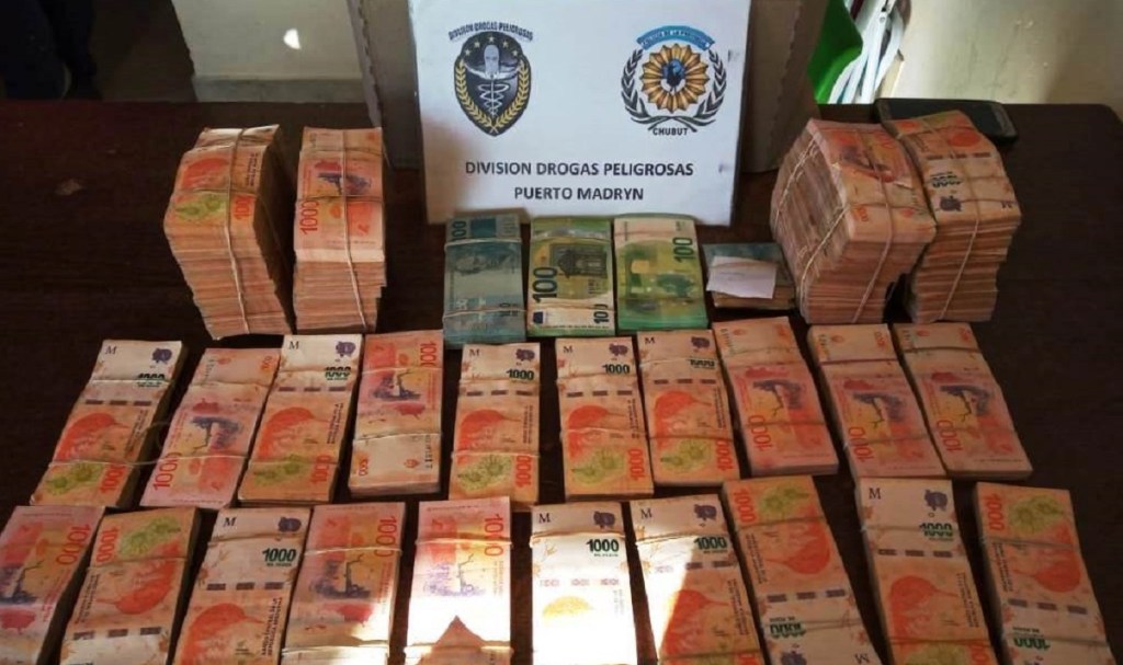 LA POLICÍA DEL CHUBUT SECUESTRÓ MILLONARIA SUMA DE DINERO Y&nbsp;ESTUPEFACIENTES