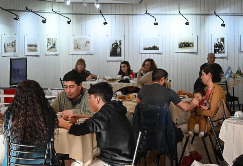 Rawson celebró los 157 años del desembarco con el servicio de té y la muestra de fotos “28 del&nbsp;28”