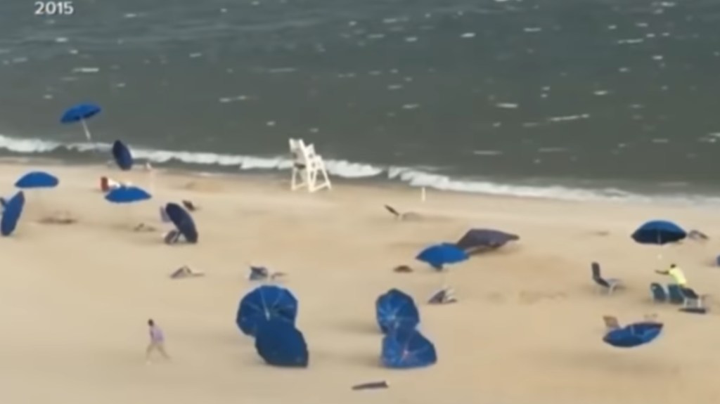 Una mujer murió en la playa al clavársele una sombrilla en el&nbsp;pecho