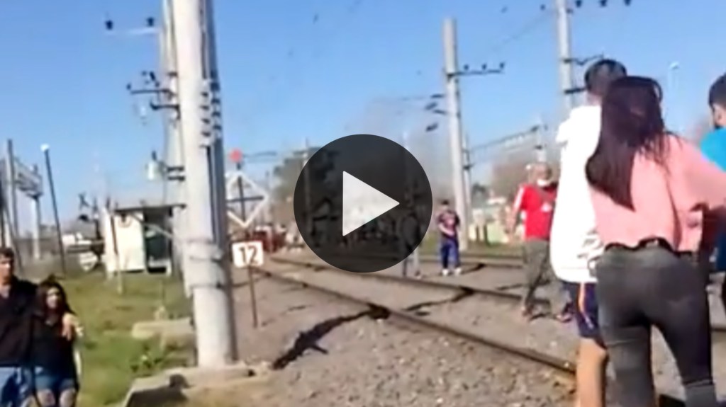 Video: un nene murió y otro resultó gravemente herido al ser arrollados por un&nbsp;tren