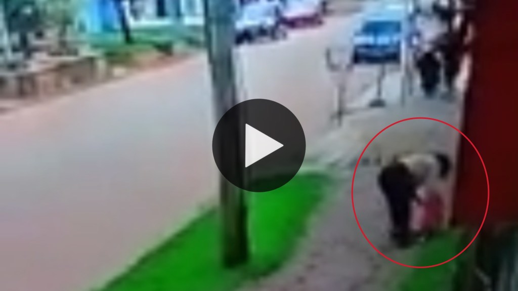 Video: una mujer golpeó brutalmente a su beba y la arrastró de los pelos por la&nbsp;calle