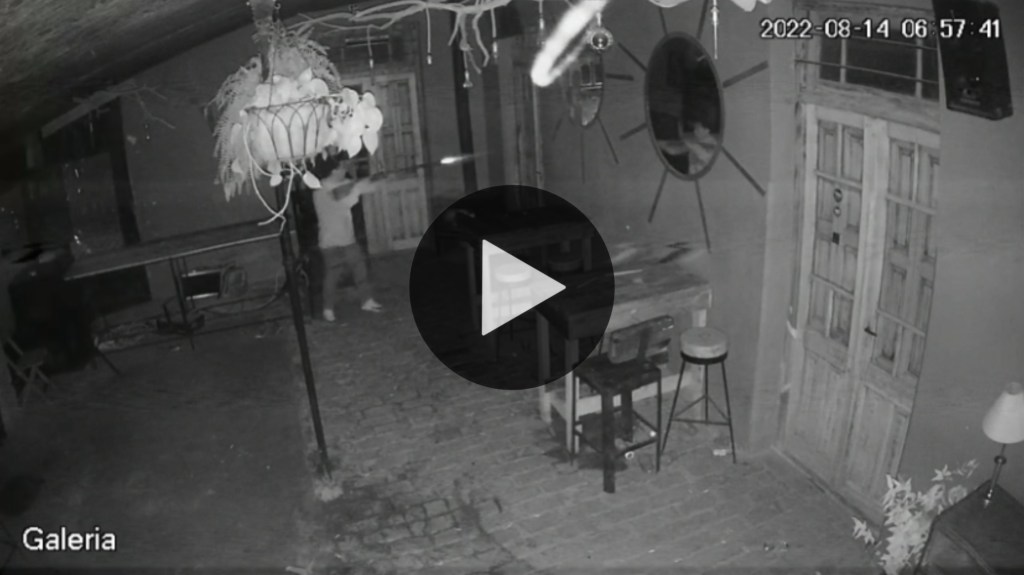 Video: un agente penitenciario al que habían echado de un bar, volvió con una escopeta y empezó a los&nbsp;tiros