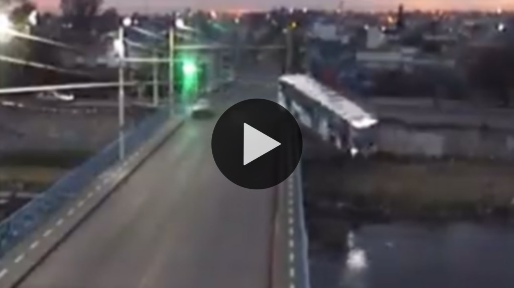 Video: colectivo chocó con un auto y cayó a un río desde un&nbsp;puente