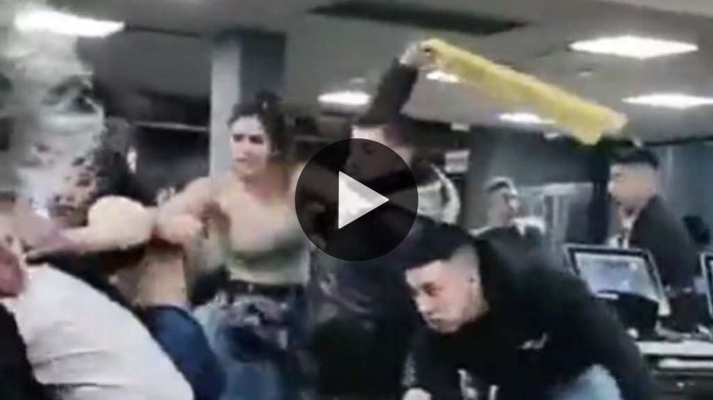 Video: brutal batalla campal dentro de un local de comida&nbsp;rápida
