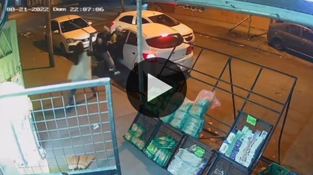 Video: quisieron robarle el auto con su hija adentro y ella los atacó a&nbsp;escobazos