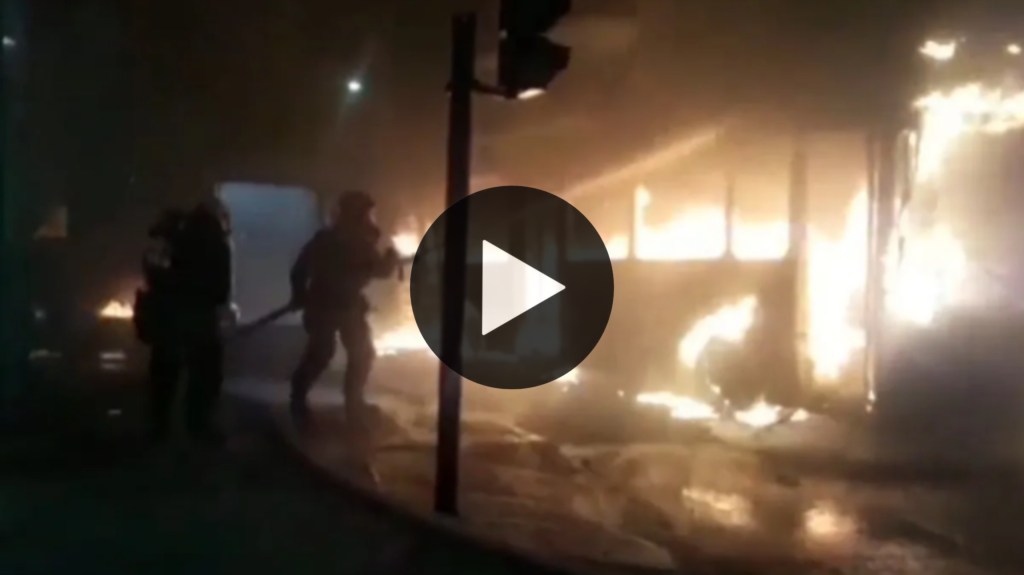 Video: colectivo chocó contra otro auto en pleno centro porteño y&nbsp;explotó
