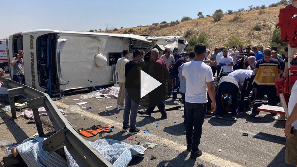Video: 16 muertos y 21 heridos en un impresionante triple choque de vehículos en&nbsp;Turquía