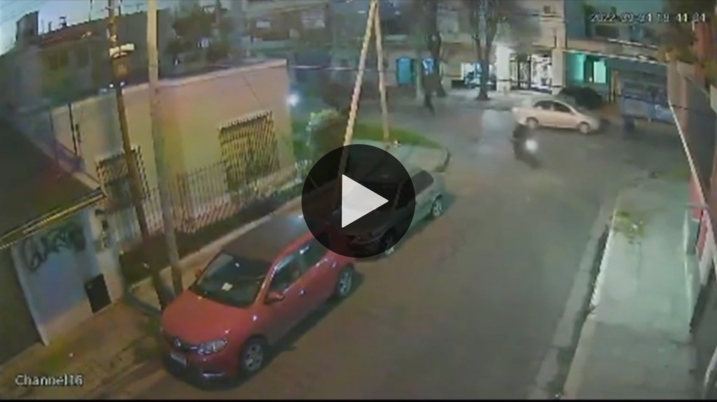 Video: motochorros le robaron a una vecina y atropelló a uno con su&nbsp;auto