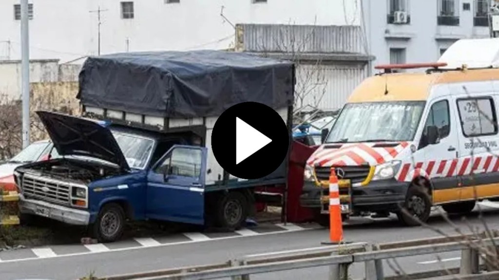 Video: un hombre murió aplastado por su camioneta en una autopista mientras intentaba&nbsp;repararla