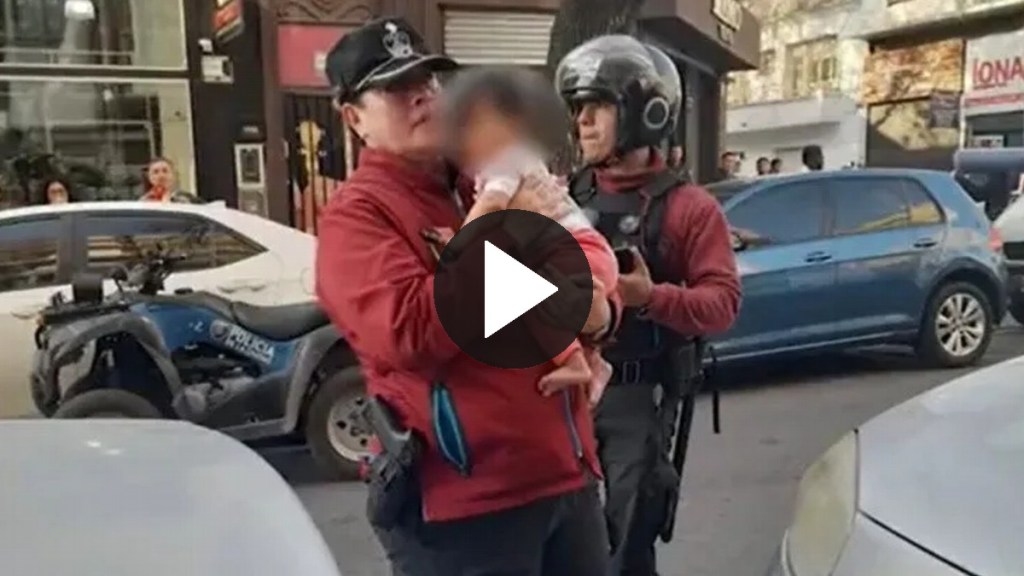 Video: dejaron a su bebé de 6 meses encerrada en el auto y se fueron a comprar&nbsp;ropa