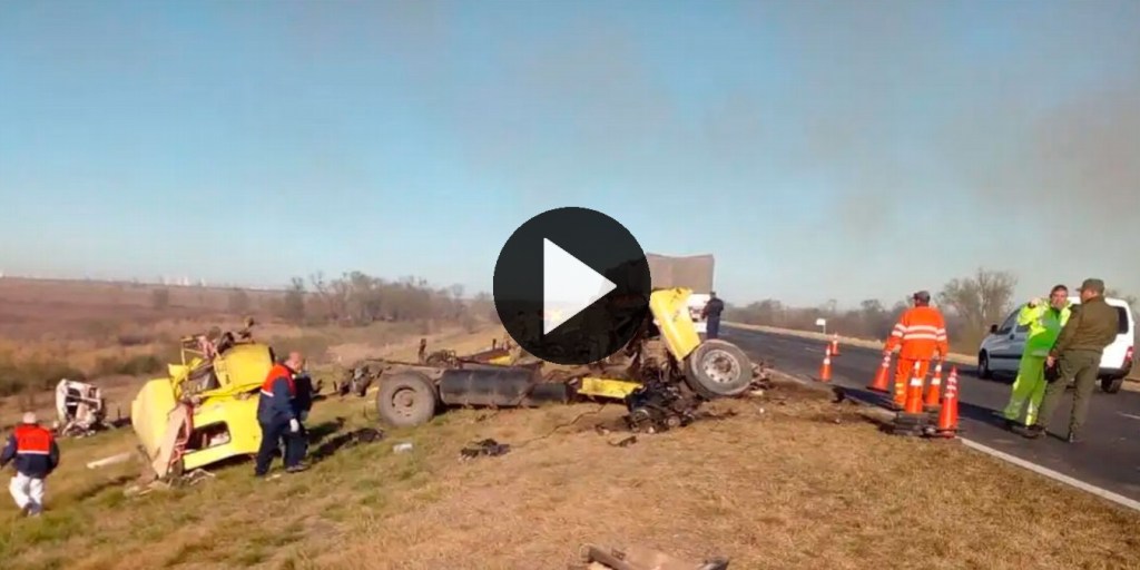Video: dos camioneros murieron al chocar de frente sobre un&nbsp;puente