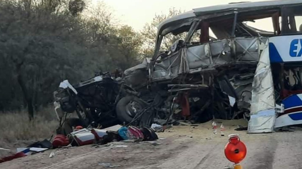 Seis muertos y 11 heridos en un violento choque frontal entre un colectivo y un&nbsp;camión