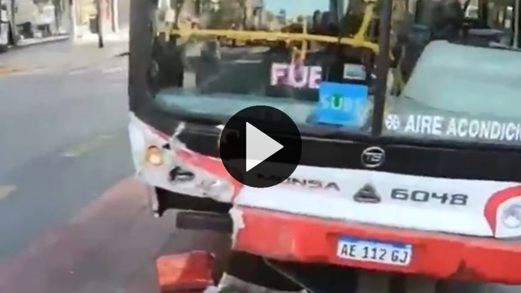 Video: un chofer de colectivo que conducía drogado chocó con un auto e hirió a sus tres&nbsp;ocupantes