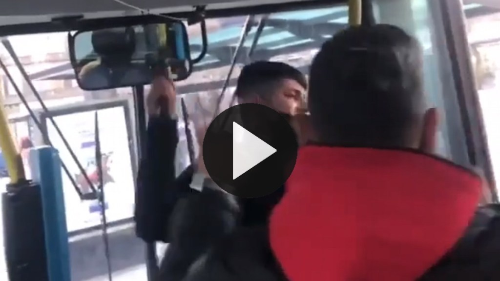 Video: colectivero discutió con un pasajero y lo atacó a&nbsp;palazos
