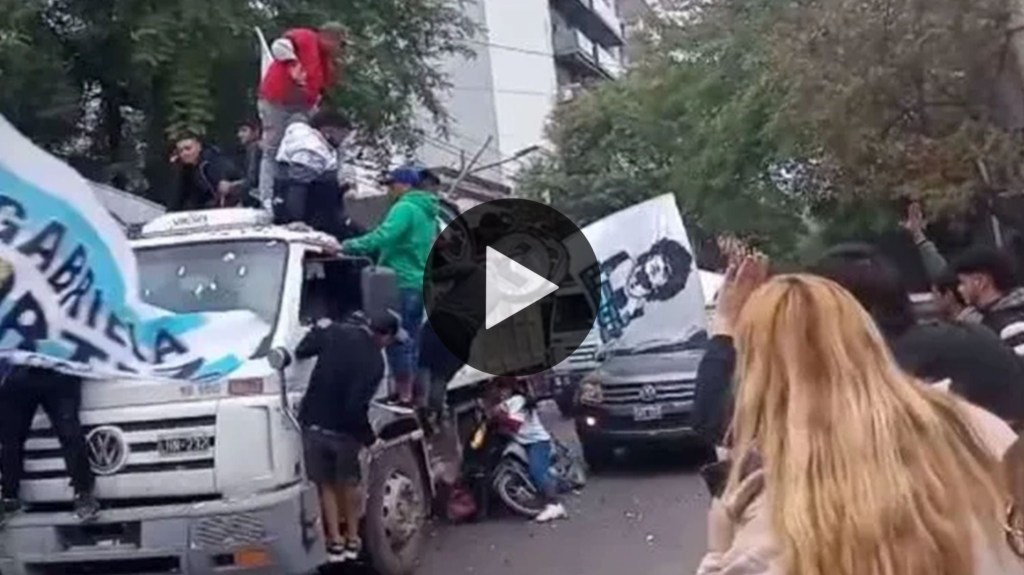 Video: una nena de nueve años cayó de una moto y murió aplastada por un camión en una caravana&nbsp;política