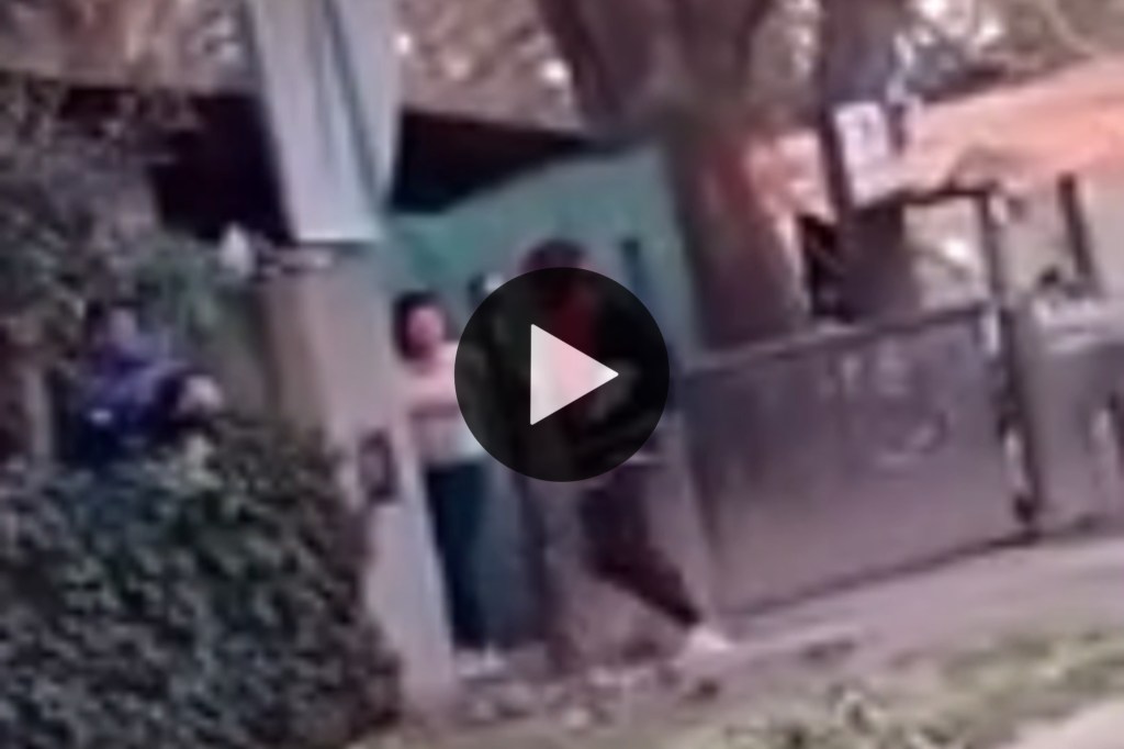Video: quiso atacar a un chico con un palo y su mamá le dio un tiro en la&nbsp;pierna