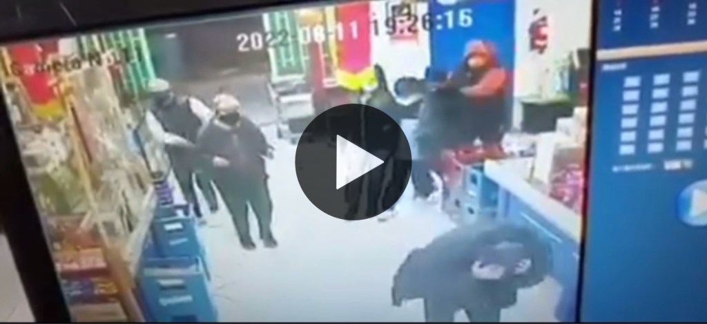 Video: ladrones entraron a robar a un supermercado y atacaron a los&nbsp;clientes