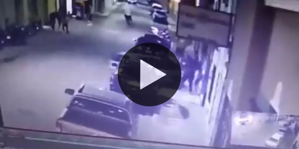 Video: enojado porque lo habían echado incrustó su auto en la entrada de un boliche y los patovicas lo molieron a&nbsp;palos