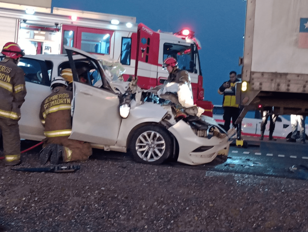 BOMBEROS DE MADRYN RESCATARON A UN HOMBRE ATRAPADO EN UN AUTO QUE COLISIONÓ CON UN&nbsp;CAMIÓN