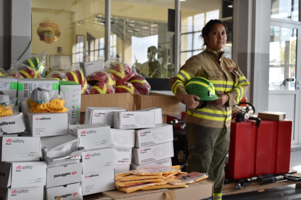 Nuevo kit forestal y cascos para los Bomberos Voluntarios de&nbsp;Rawson
