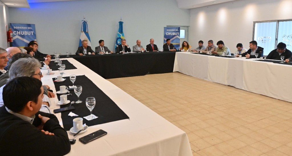Arcioni mantuvo un encuentro de trabajo con Intendentes y Jefes&nbsp;Comunales