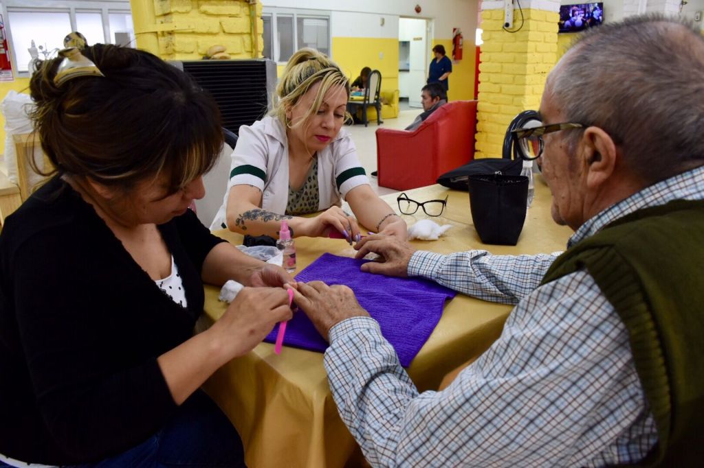 Alumnos capacitados por el Municipio brindaron servicio gratuito a&nbsp;abuelos