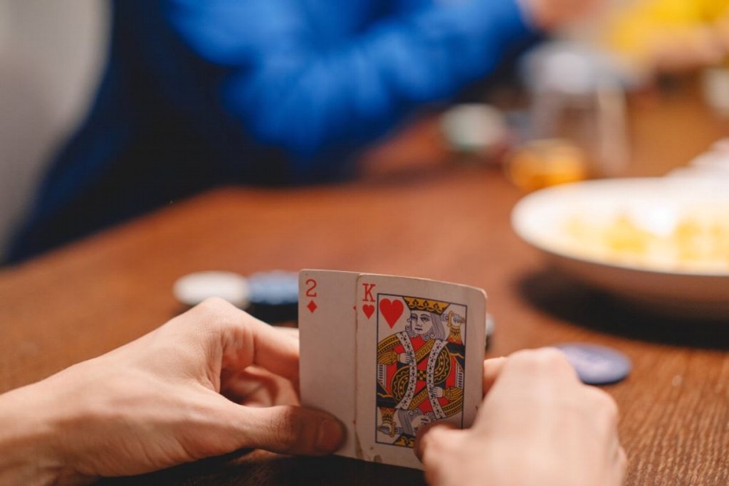 Horror: apostó a sus hijas jugando a las cartas, perdió y dejó que las&nbsp;violaran