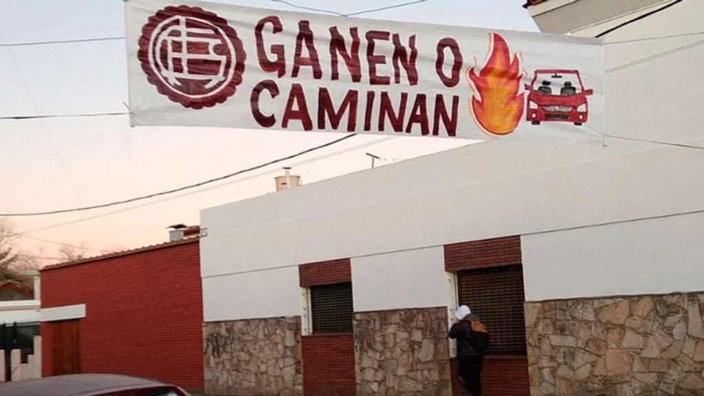 Amenazaron a los jugadores de Lanús con prenderles fuego los autos si no empiezan a&nbsp;ganar