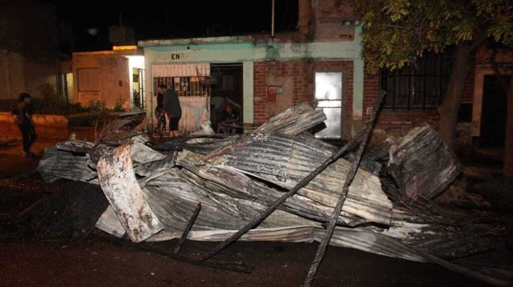 Brutal: prendió fuego la casa de su expareja con ella y su hija&nbsp;adentro