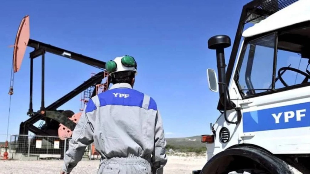 Los petroleros de YPF acordaron un aumento del 80% y una suma fija de 100 mil&nbsp;pesos
