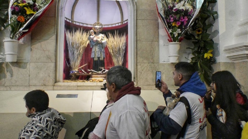 Más de siete cuadras de cola en la parroquia de San&nbsp;Cayetano