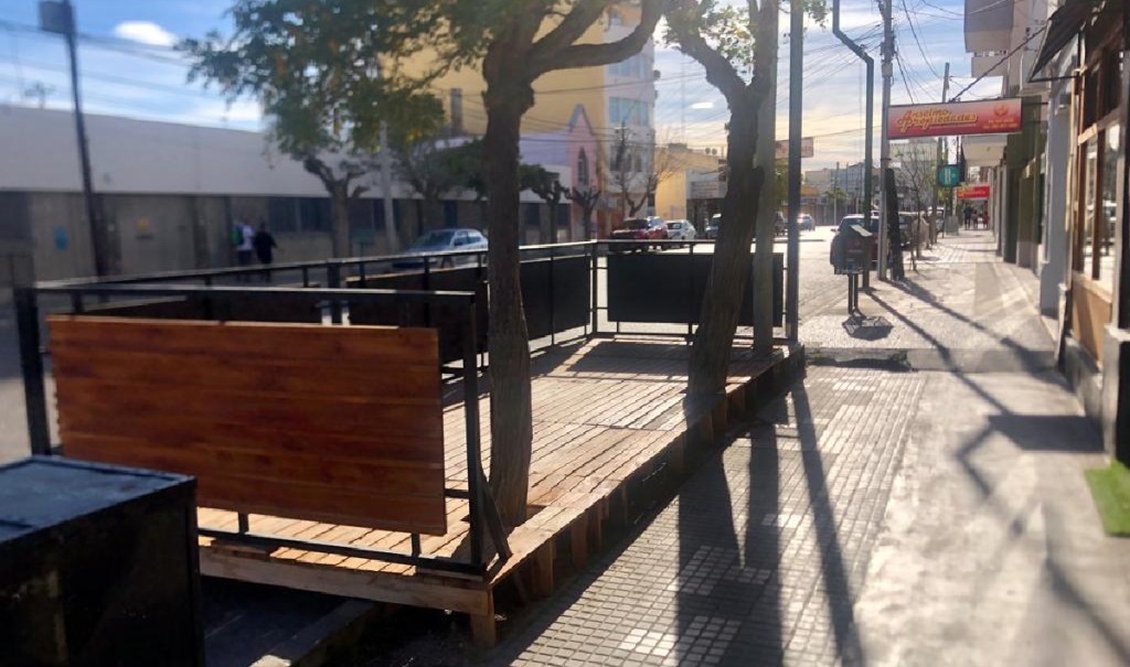 Biss promulgó la ordenanza que permite instalar decks gastronómicos desmontables en&nbsp;comercios