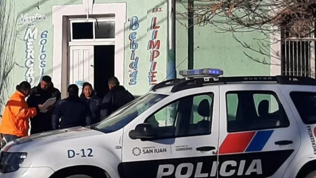 Insólito: entró a robar a un almacén, se entretuvo comiendo un salamín y lo&nbsp;detuvieron