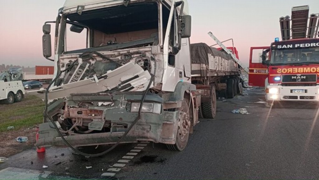 Un muerto y dos heridos en un violento triple choque de&nbsp;camiones