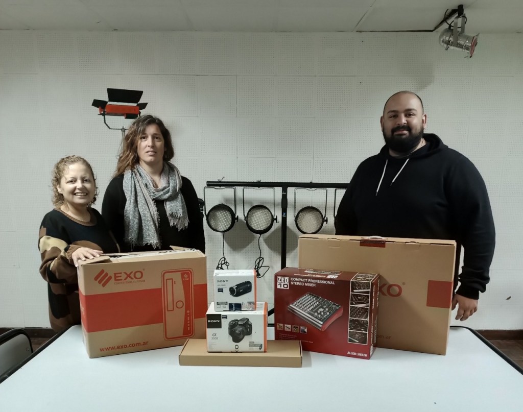 El Ministerio de Educación hizo entrega del primer set&nbsp;audiovisual