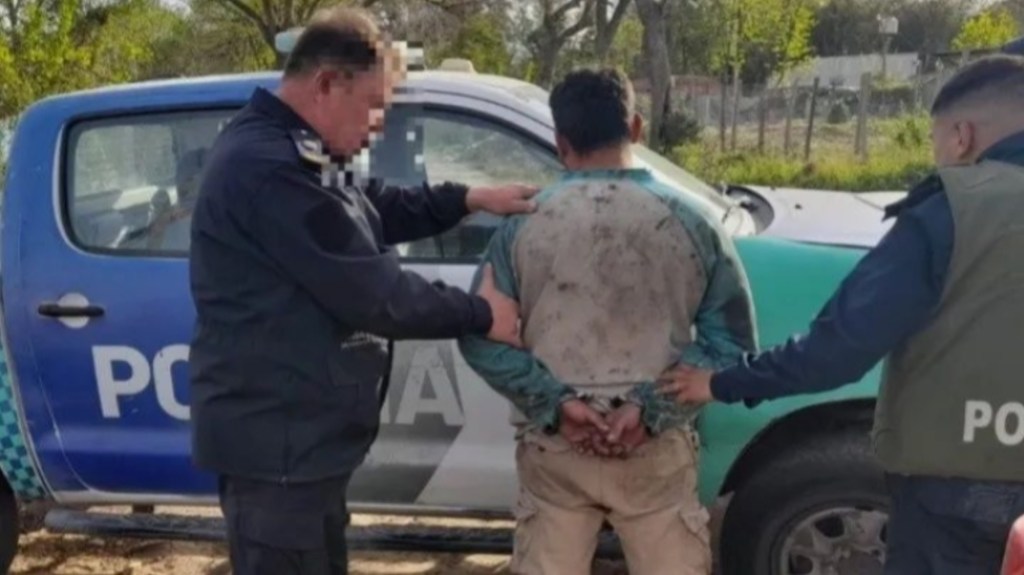 Dos hombres asesinaron a un familiar a balazos y palazos y luego ataron el cadáver a un&nbsp;poste