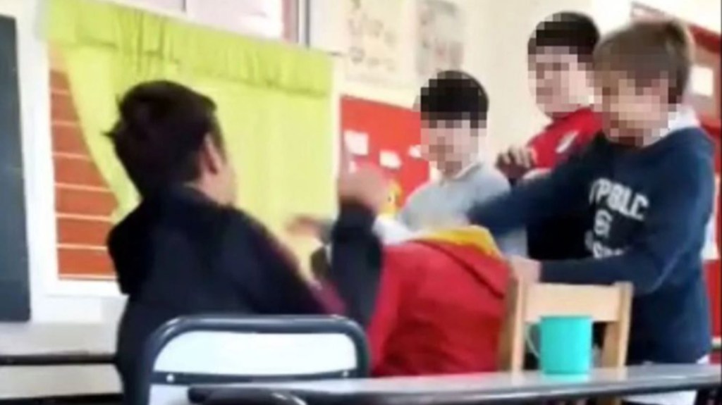 Alumnos golpearon salvajemente a un compañero de clase con asma y filmaron el&nbsp;ataque