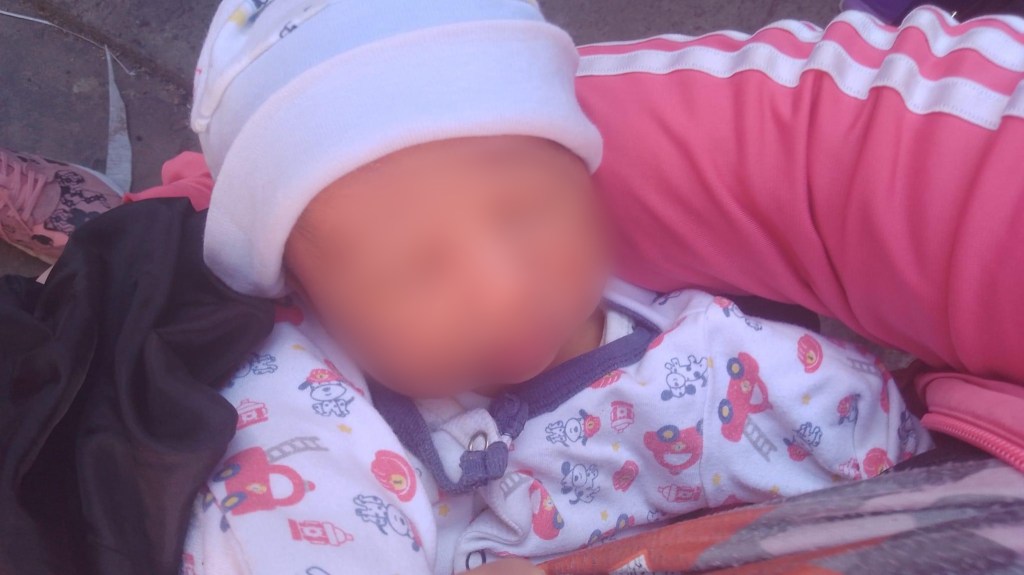 Abandonaron a un bebé recién nacido debajo de un auto con una&nbsp;nota