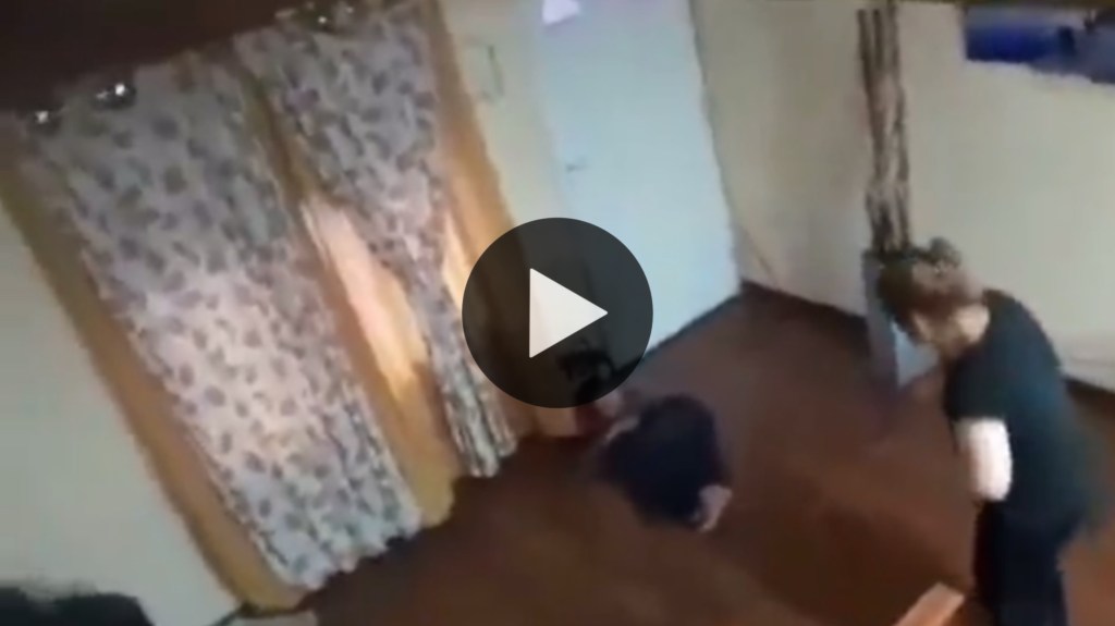 Video: una enfermera le dio una violenta golpiza a su hijo de 10&nbsp;años