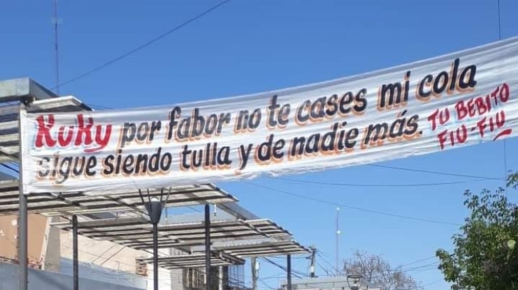 “Kuky no te cases”: su amante le colgó un cartel con un mensaje erótico y se hizo&nbsp;viral