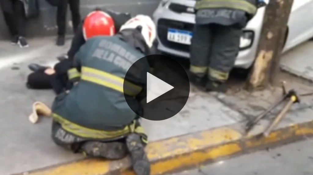 Video: perdió el control de su auto y atropelló  a una mujer que caminaba por la&nbsp;vereda